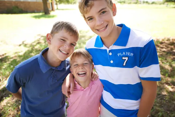 肖像画 そして裏庭の笑顔は つながり 夏休みの兄弟として 若者のためのリラックス家族の楽しみのための日差しの草の上の少年 子供および顔 — ストック写真