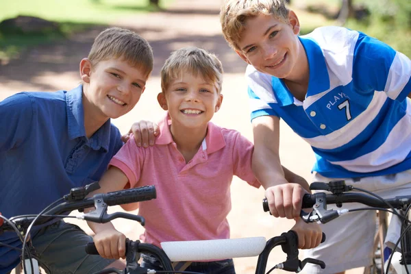 Brothers Bicycle Portrait Together Park Playing Excited Fun Outdoor Vacation — Stock Photo, Image