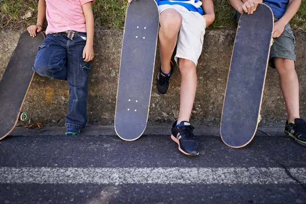 Kids Friends Skateboard Outdoor Relax Exercise Sneakers Workout Balance City — Stock Photo, Image