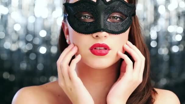 Cara Bola Máscaras Com Mulher Batom Vermelho Sobre Fundo Glitter — Vídeo de Stock