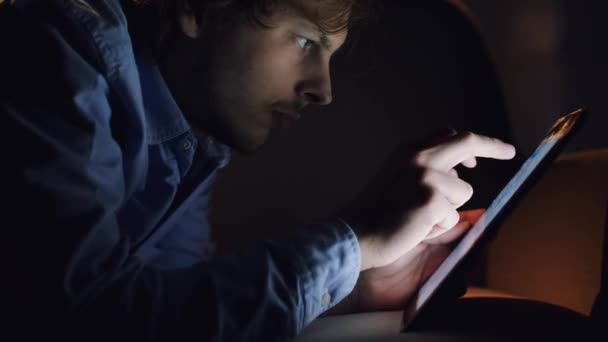 Άνθρωπος Tablet Και Νύχτα Για Έρευνα Social Media Περιήγηση Στο — Αρχείο Βίντεο