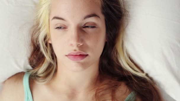 Tvář Vstávat Unavený Ženou Posteli Domova Pocit Ospalý Útulný Nebo — Stock video