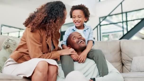 Rodiče Dítě Hraní Nebo Smích Obývacím Pokoji Láska Sblížení Dětství — Stock video