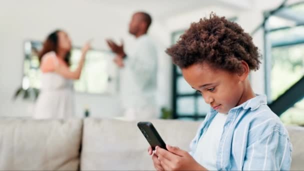 家庭内紛争における家族 電話の意見の相違 モバイルスマートフォンで母親 小さな男の子 両親は議論 分解または問題で戦う — ストック動画