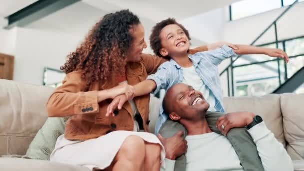 Rodiče Dítě Hraní Letecké Hry Nebo Smích Obývacím Pokoji Láska — Stock video