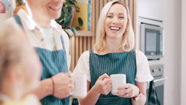 Ouders Meisje Gelukkig Keuken Met Koffie Gesprek Ontspannen Samen Met — Stockvideo