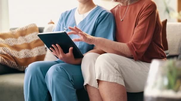Tablet Personas Mayores Cuidador Para Diagnóstico Apoyo Planificación Atención Médica — Vídeo de stock