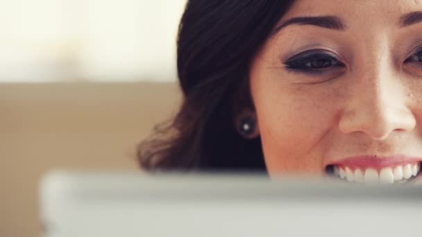 Tvář Šťastný Žena Tablet Detailní Vyhledávat Informace Nebo Čtení Mailové — Stock video