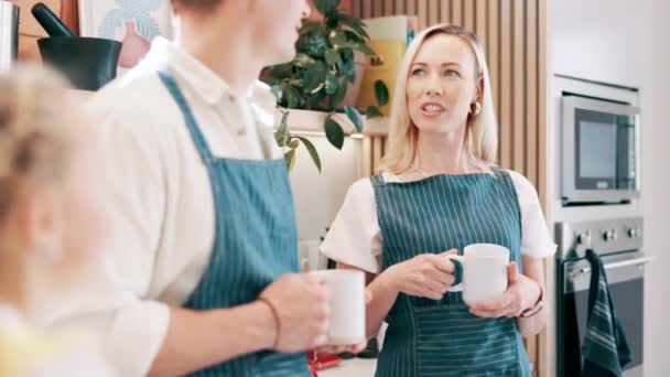 Ouders Kind Praten Keuken Met Koffie Gesprek Ontspannen Samen Met — Stockvideo