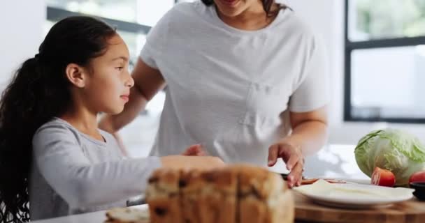 Matka Dziecko Przytulić Kuchni Przez Zdrowe Jedzenie Miłość Lekcje Gotowania — Wideo stockowe