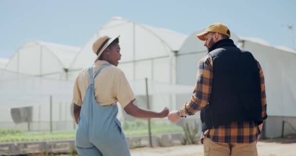 鸡皮疙瘩 团队精神和农民的农业 支持和协议的性质 可持续发展 手握协作 伙伴关系和农业企业手势的男子和妇女 — 图库视频影像