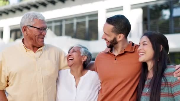 Senyum Wajah Dan Orang Orang Dengan Orangtua Senior Berdiri Halaman — Stok Video