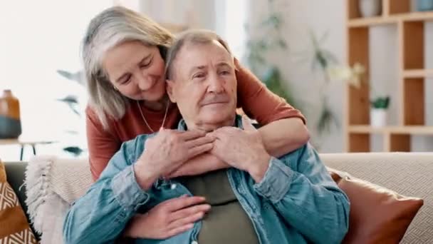 爱和老两口在沙发上拥抱 安慰和亲密地呆在一起 支持和老年人在一个充满信任 尊重和感激 微笑或关心的客厅里拥抱 — 图库视频影像