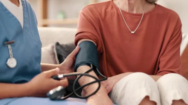 Kobieta Dom Opieki Kontroli Ciśnienia Krwi Pielęgniarką Problemy Medyczne Zdrowotne — Wideo stockowe