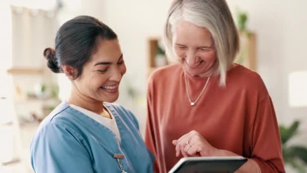 Mujer Feliz Enfermera Tableta Cuidado Ancianos Para Atención Médica Consejos — Vídeo de stock