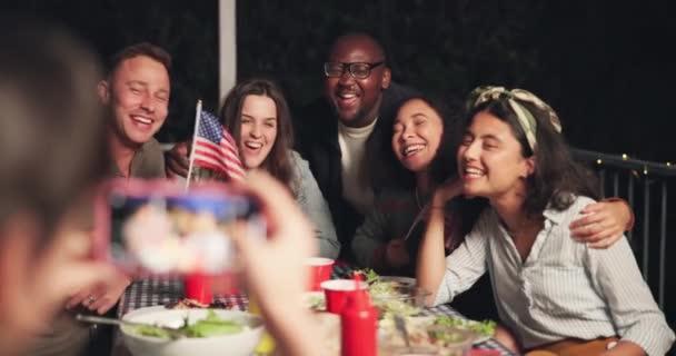 Gelukkige Mensen Vrienden Fotografie Nachts Voor Feest Diner Onafhankelijkheidsdag Groep — Stockvideo