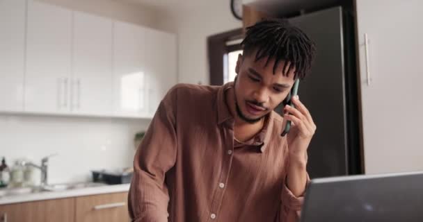 黑人男子 电话和讨论在紧张的笔记本电脑与文件在厨房里的沟通在家里 沮丧或困惑的非洲人在手机上谈论问题或难题 — 图库视频影像