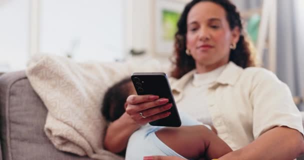 Μητέρα Τηλέφωνο Και Χαλαρώσετε Κοιμούνται Μωρό Επικοινωνία Και Δικτύωση Φροντίδα — Αρχείο Βίντεο