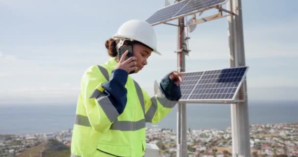 Donna Telefonata Costruzione Ispezione Dei Pannelli Solari Comunicazione Sostenibilità Ambiente — Video Stock