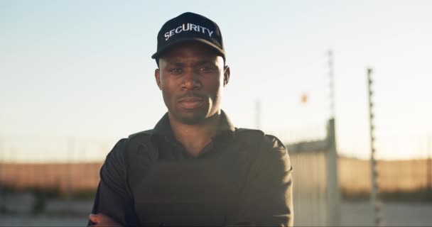 Biztonsági Portré Fekete Férfi Szabadtéri Dolgozik Biztonság Védelem Vagyonfelügyelet Súlyos — Stock videók