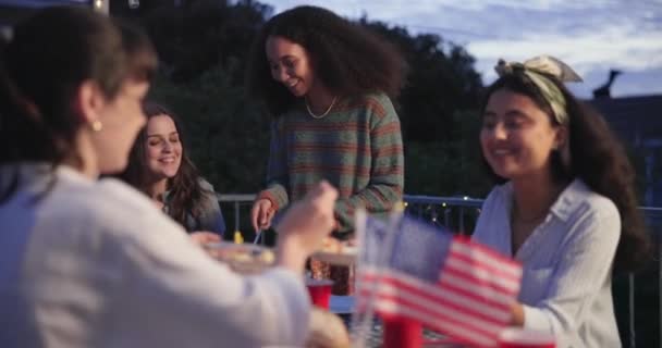 食物和庭院与晚宴 活动和讨论在一个假日的夜晚 快乐的人们和户外的谈话 一起进餐 一起吃盘子 一起庆祝美国人的骄傲和交流 — 图库视频影像
