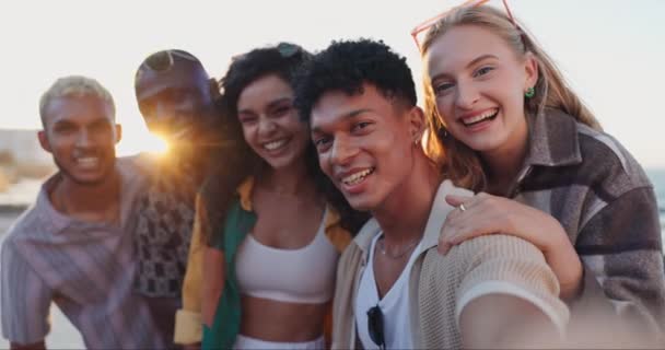 Lächeln Selfie Und Junge Freunde Strand Urlaub Abenteuer Oder Wochenendausflug — Stockvideo