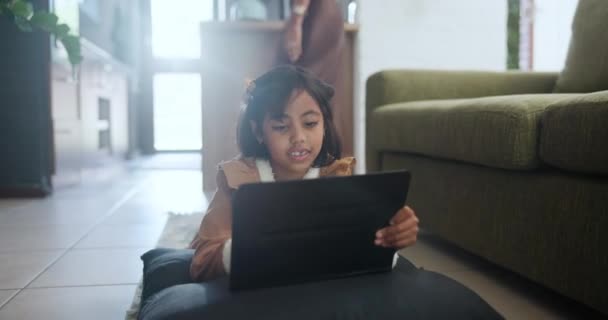 Çocuk Tablet Kız Evde Internet Sitesi Olan Bir Evde Öğrenim — Stok video