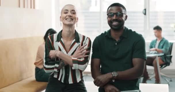 Zakenpartner Met Glimlach Diversiteit Portret Samen Met Tablet Bij Creatief — Stockvideo