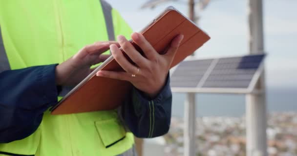 Person Hände Und Sonnenkollektoren Mit Elektrotechniker Tablet Und Photovoltaik Platte — Stockvideo