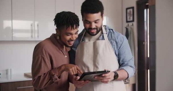 Tablet Miłość Para Gejów Kuchni Domu Razem Czytanie Receptury Zdrowie — Wideo stockowe