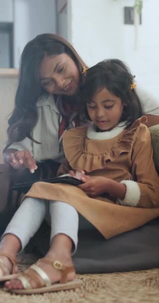 Dom Matka Dziewczyna Tabletem Relaks Połączenie Grami Online Mediami Społecznościowymi — Wideo stockowe