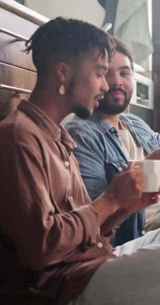 Lachen Koffie Drinken Homokoppel Thuis Morgens Praten Vrienden Maken Bij — Stockvideo