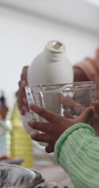 Руки Вимірювання Молока Батьків Дитиною Кухні Будинку Крупним Планом Приготування — стокове відео