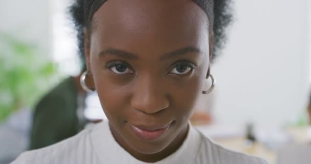 Обличчя Співробітниця Чорна Жінка Посмішкою Бізнесом Кар Єрою Підприємцем Веб — стокове відео