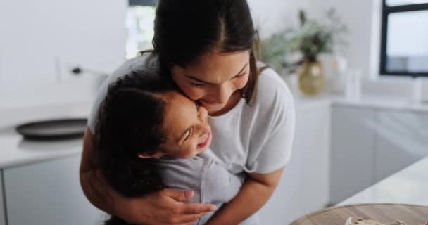 Μητέρα Παιδί Και Αγκαλιά Στην Κουζίνα Πρωινό Αγάπη Και Μάθημα — Αρχείο Βίντεο