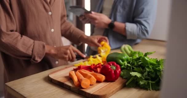 Persona Mano Picar Verduras Bordo Para Una Ensalada Cena Nutrición — Vídeos de Stock