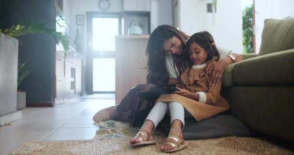 Dom Matka Dziewczyna Tabletem Połączenie Aplikacja Cyfrowa Grami Online Mediami — Wideo stockowe