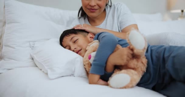Mamo Kochaj Całuj Dziecko Misiaczkiem Łóżku Śpiącym Spokojem Szczęściem Domu — Wideo stockowe