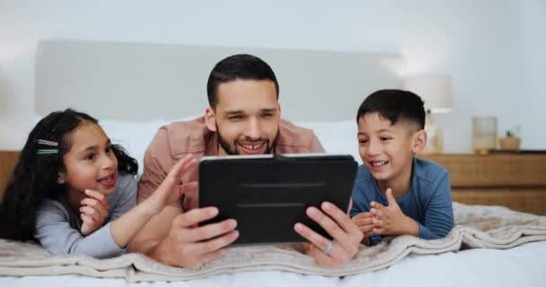 Tafel Kinderen Gelukkige Vader Bed Praten Familiebanden Thuis Ontspannen Digitale — Stockvideo