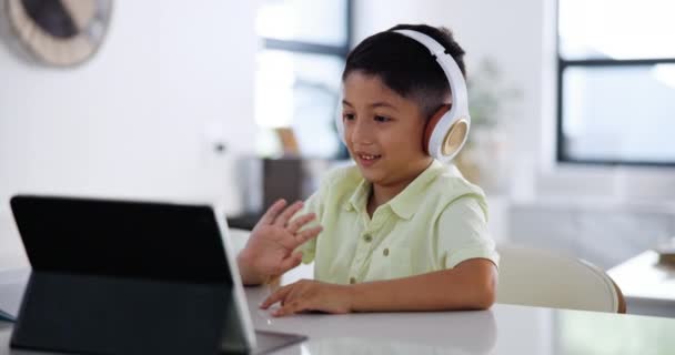 Αγόρι Βιντεοκλήση Και Ακουστικά Και Tablet Για Την Εκπαίδευση Απευθείας — Αρχείο Βίντεο