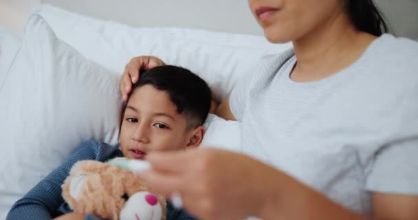 Mamá Niño Enfermo Cama Con Termómetro Para Resfriado Gripe Casa — Vídeo de stock