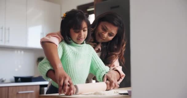 Madre Hija Apoyo Cocina Con Hornear Rodillo Enseñanza Para Desarrollo — Vídeo de stock