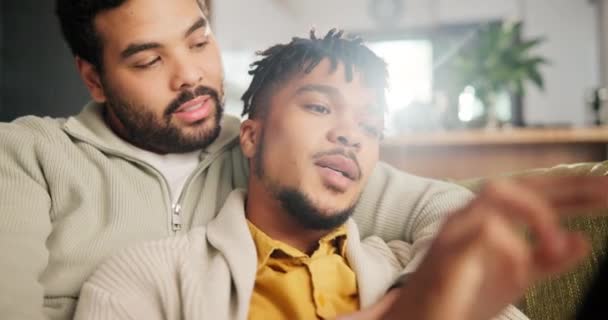 Couple Gay Amour Hommes Ligne Sur Canapé Avec Câlin Soins — Video