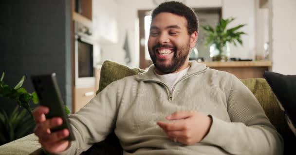 有趣和男人在沙发上 手机或打字与社交媒体或连接在休息室 沙发上的人 带有智能手机的迷因或带有数字应用和笑声的交流 — 图库视频影像