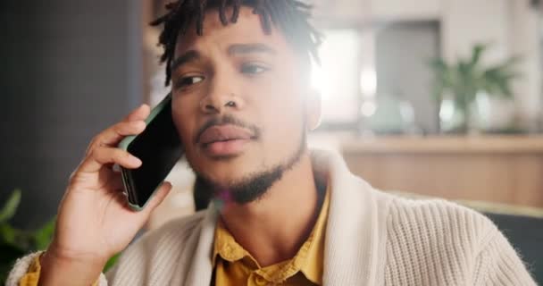 Telefonát Komunikace Mladý Muž Pohovce Mluví Obývacím Pokoji Moderním Bytě — Stock video