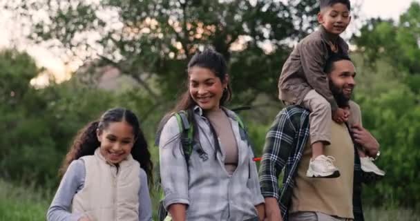 Familie Wandern Der Natur Glück Und Zusammenhalt Mit Kindern Mama — Stockvideo