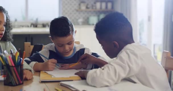 Образование Помощь Домашняя Школа Детьми Студенческими Друзьями Столом Столовой Помощи — стоковое видео