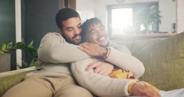 Casa Abraçar Relaxar Com Casal Gay Sofá Relacionamento Felicidade Com — Vídeo de Stock