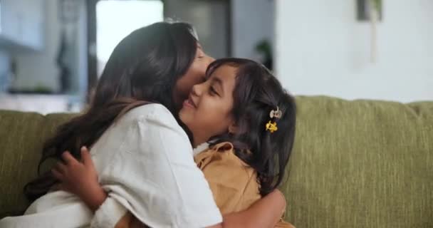 Aile Anne Kız Çocuğuna Sarılmak Sevgi Göstermek Için Evin Oturma — Stok video