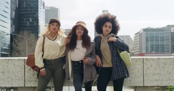 フェイス ファッション または都市の学生のグループは 通勤のための準備ができている自信や多様性と一緒に立っています ニューヨークのプライドやトレンディなスワッグを持つ人々のクールな女性 大学の友人や肖像画 — ストック動画